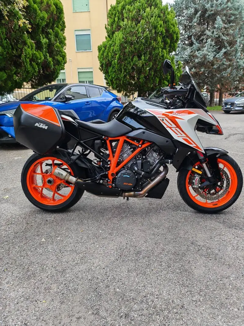 KTM 1290 Super Duke GT (2021) (2)