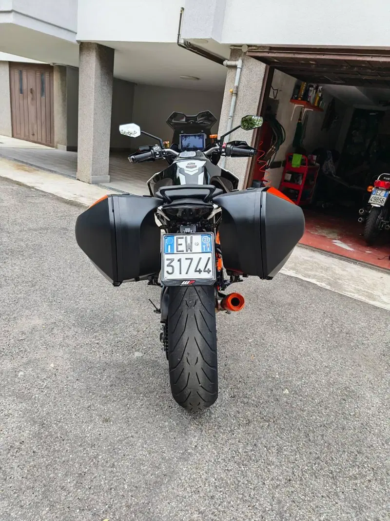KTM 1290 Super Duke GT (2021) (4)