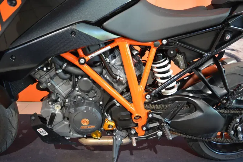 KTM 1290 Super Duke GT (2021) (16)