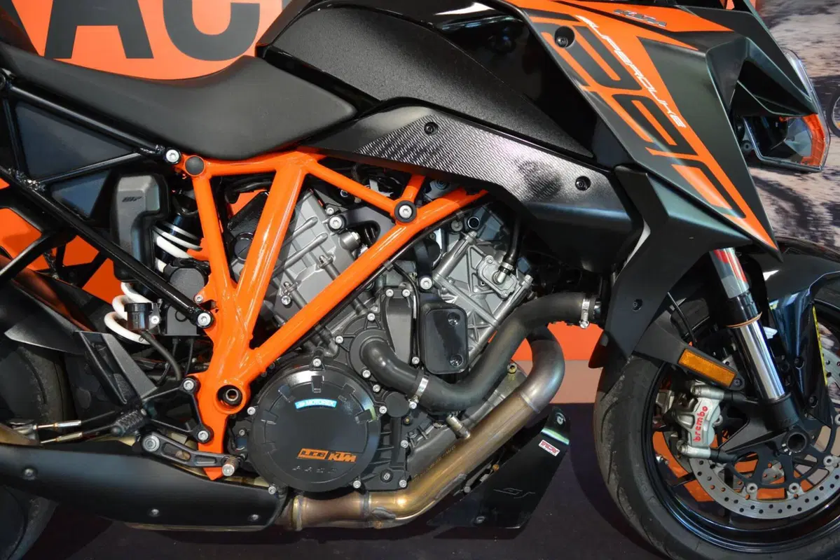 KTM 1290 Super Duke GT (2021) (13)