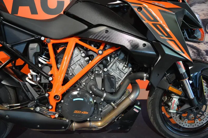 KTM 1290 Super Duke GT (2021) (13)