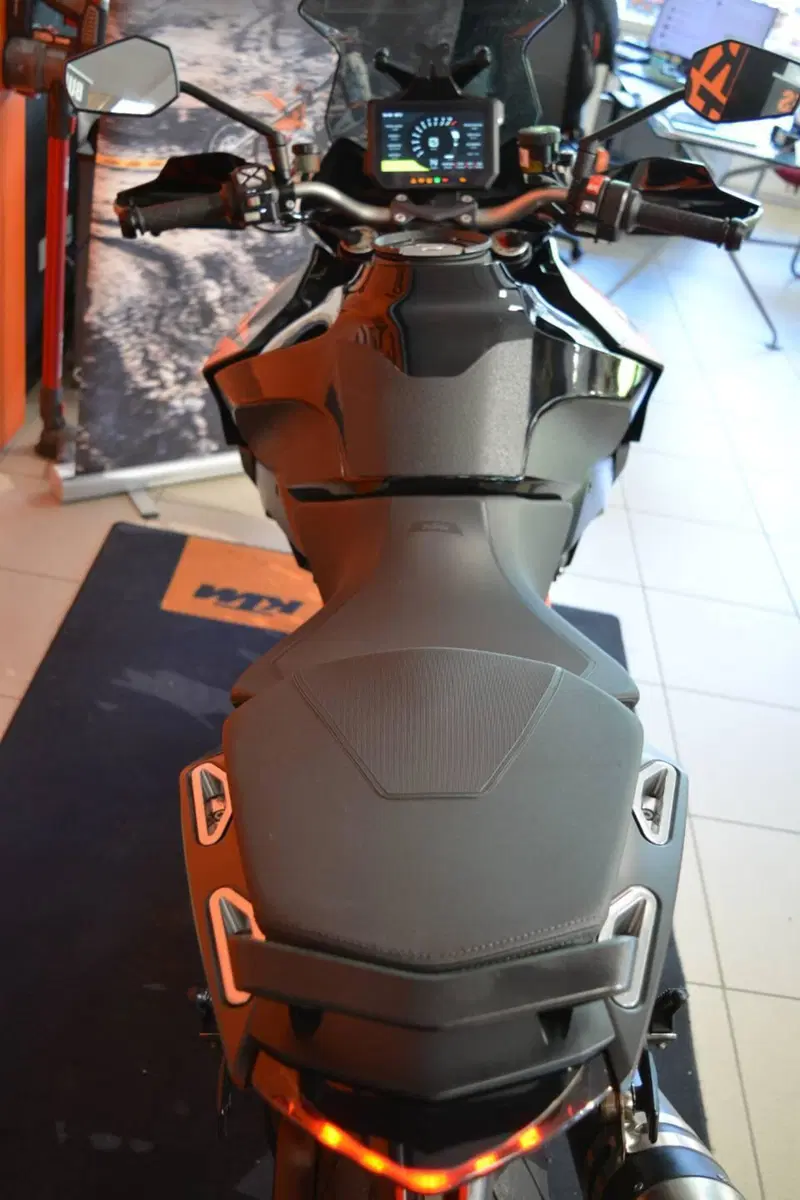 KTM 1290 Super Duke GT (2021) (8)