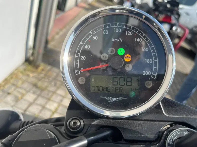 Moto Guzzi V7 III Stone (2017 - 20) (2)