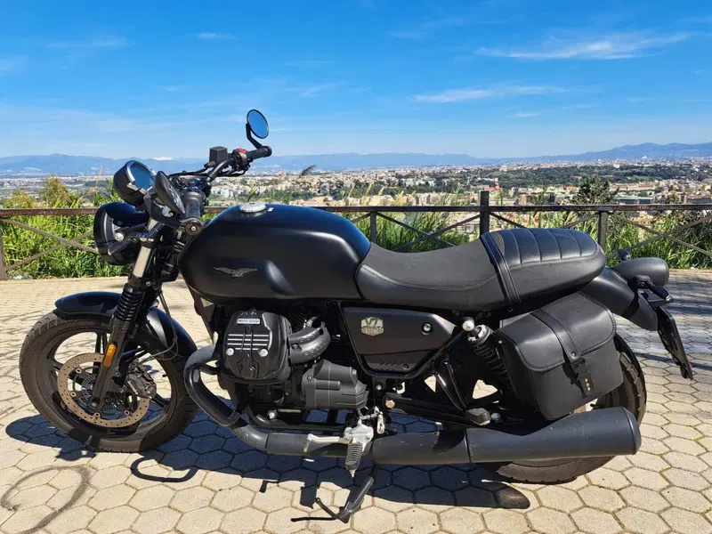 Moto Guzzi V7 Stone (2021 - 24)