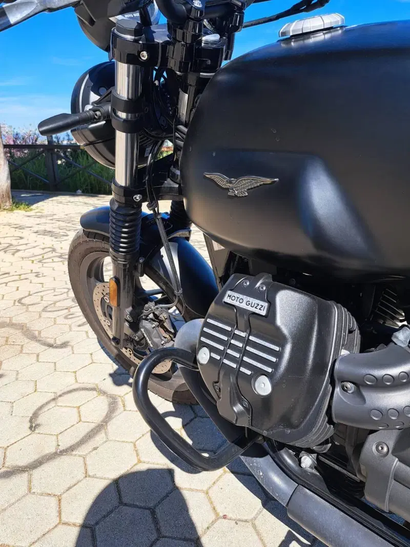 Moto Guzzi V7 Stone (2021 - 24) (2)