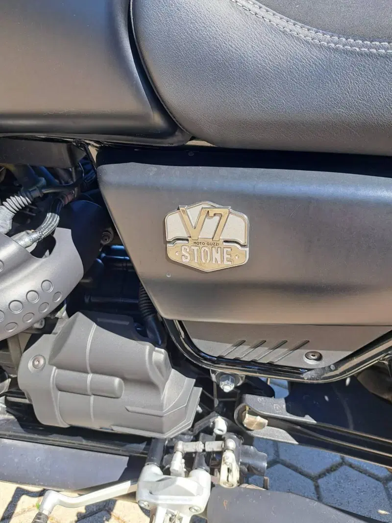 Moto Guzzi V7 Stone (2021 - 24) (3)