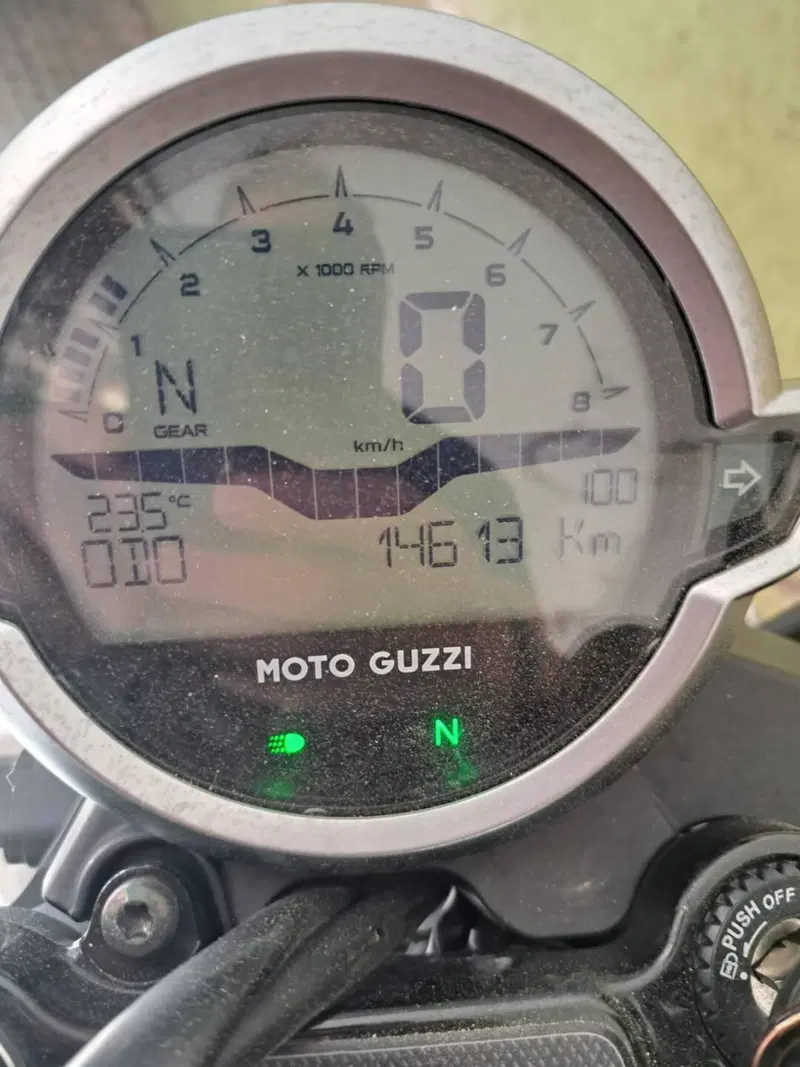Moto Guzzi V7 Stone (2021 - 24) (12)