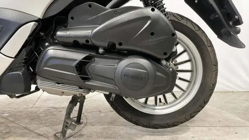 Piaggio Beverly 300 i.e. ABS-ASR (2016 - 20) (5)