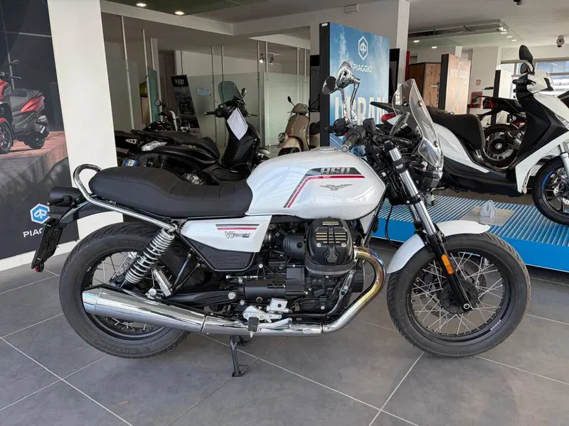Moto Guzzi V7 Stone Special Edition (2022 - 25) (4)