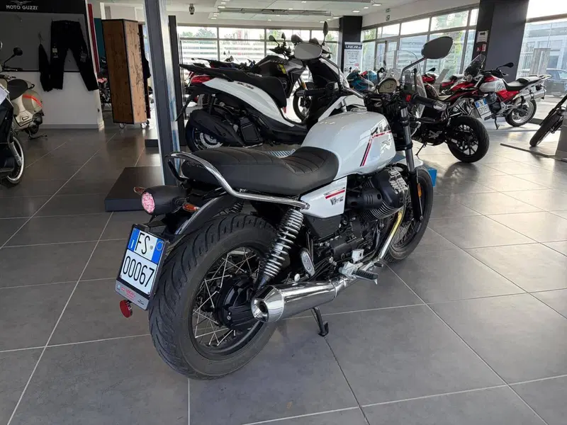 Moto Guzzi V7 Stone Special Edition (2022 - 25) (5)