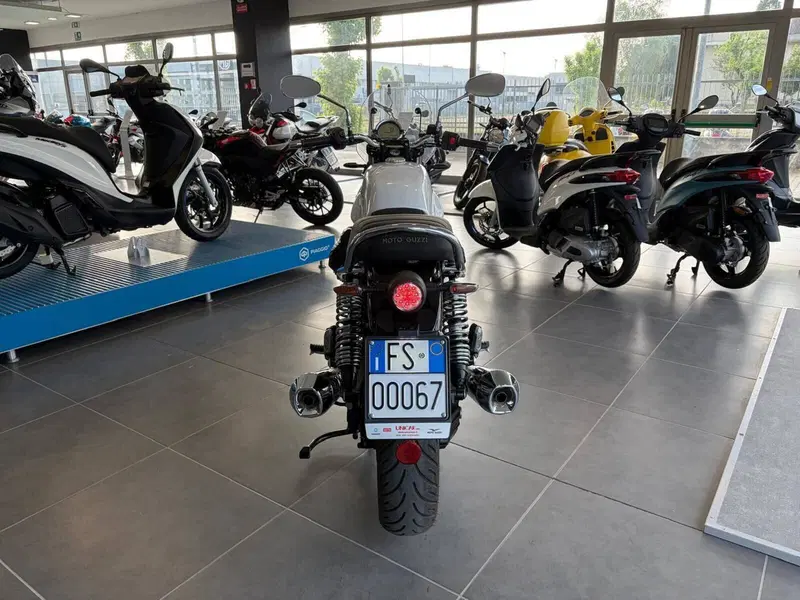 Moto Guzzi V7 Stone Special Edition (2022 - 25) (6)
