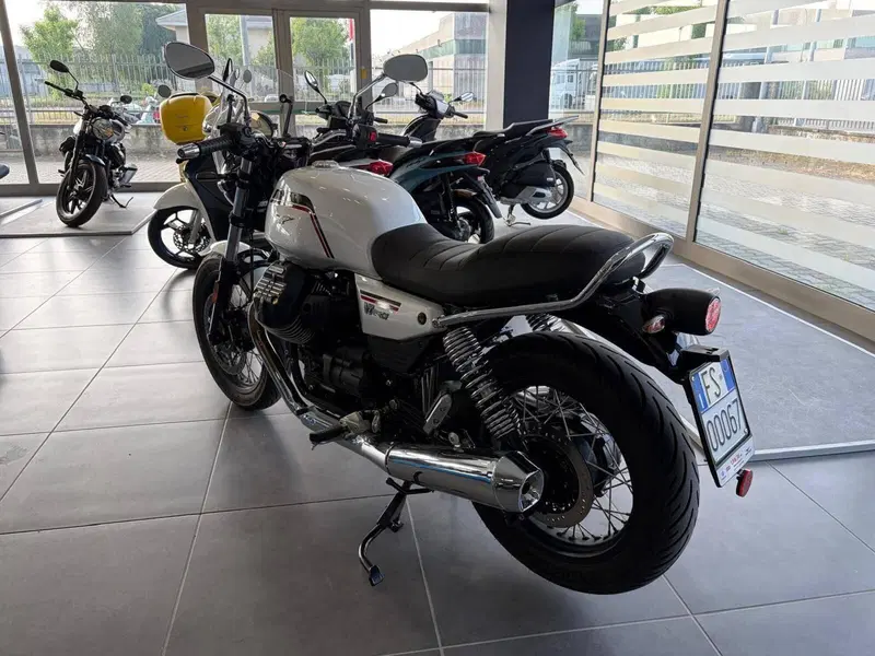 Moto Guzzi V7 Stone Special Edition (2022 - 25) (7)