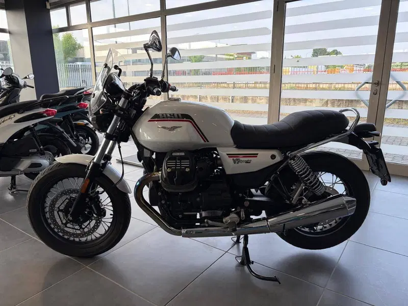Moto Guzzi V7 Stone Special Edition (2022 - 25) (8)