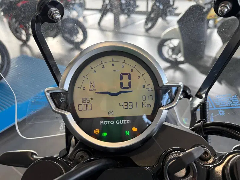 Moto Guzzi V7 Stone Special Edition (2022 - 25) (9)