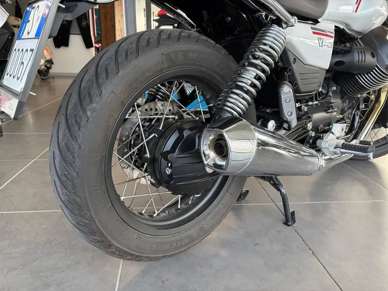 Moto Guzzi V7 Stone Special Edition (2022 - 25) (15)