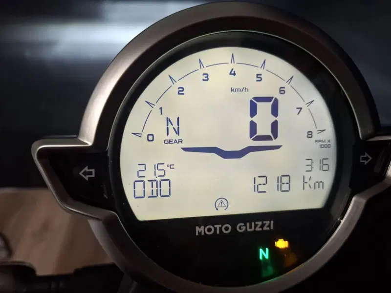 Moto Guzzi V7 Stone (2025 - 26) (7)
