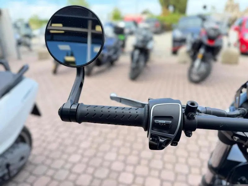 Moto Guzzi V9 Roamer (2021 - 24) (4)