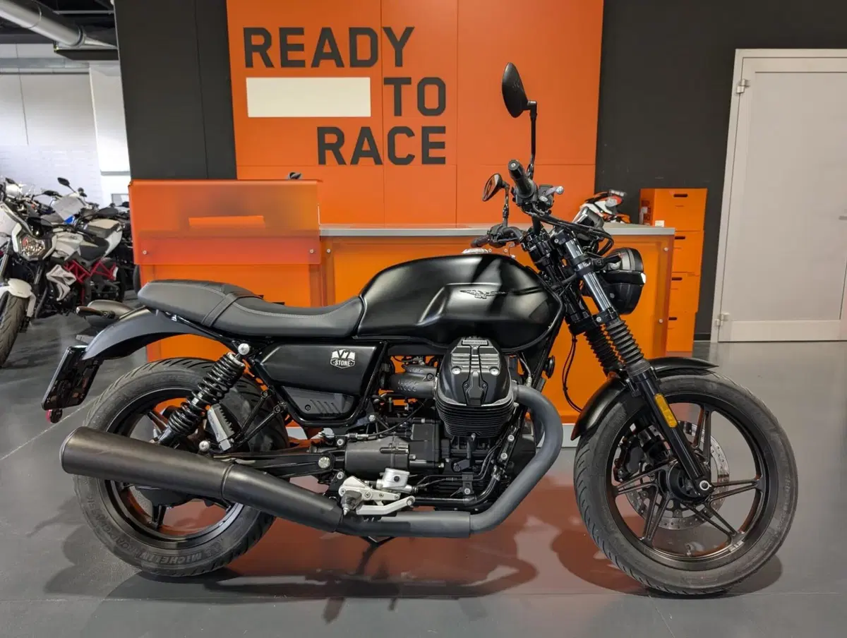 Moto Guzzi V7 Stone (2021 - 24)