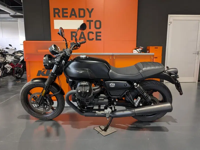 Moto Guzzi V7 Stone (2021 - 24) (2)