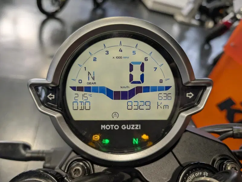 Moto Guzzi V7 Stone (2021 - 24) (3)