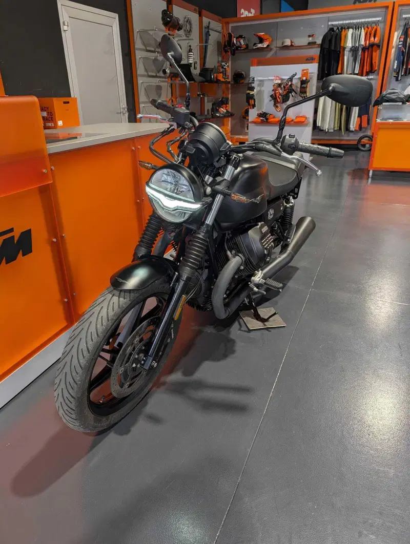 Moto Guzzi V7 Stone (2021 - 24) (4)