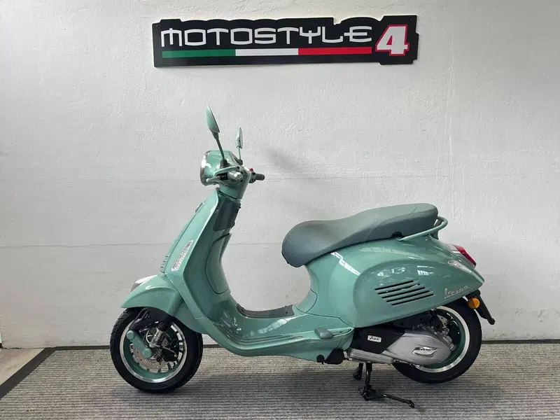 Vespa Primavera 125 80th (2026) (2)