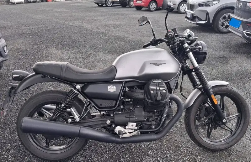 Moto Guzzi V7 Stone (2025 - 26)