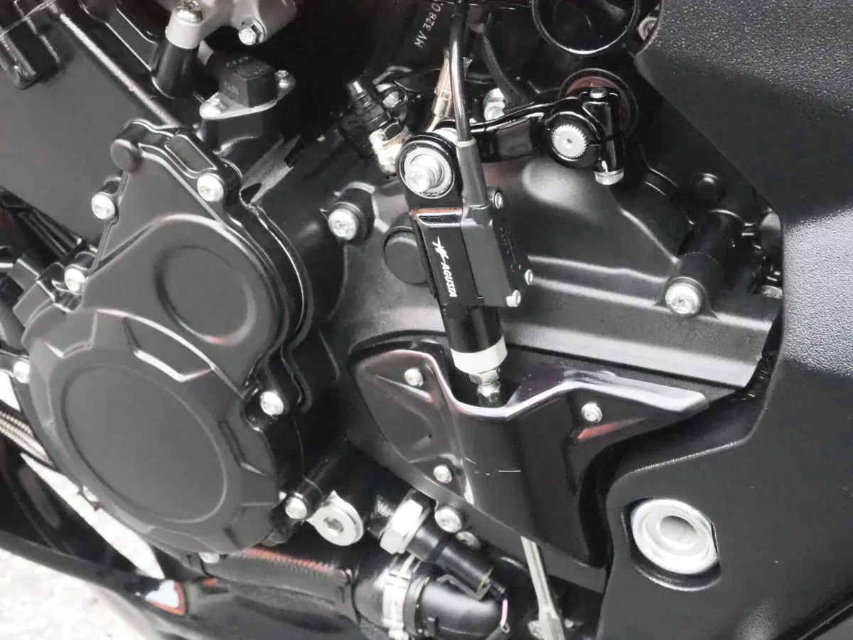 MV Agusta Turismo Veloce 800 Lusso SCS (2021 - 26) (8)