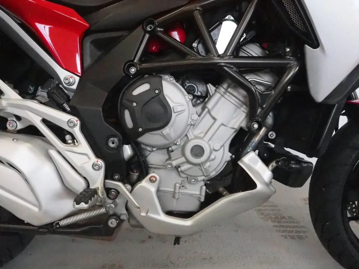MV Agusta Turismo Veloce 800 Lusso (2014 - 16) (2)