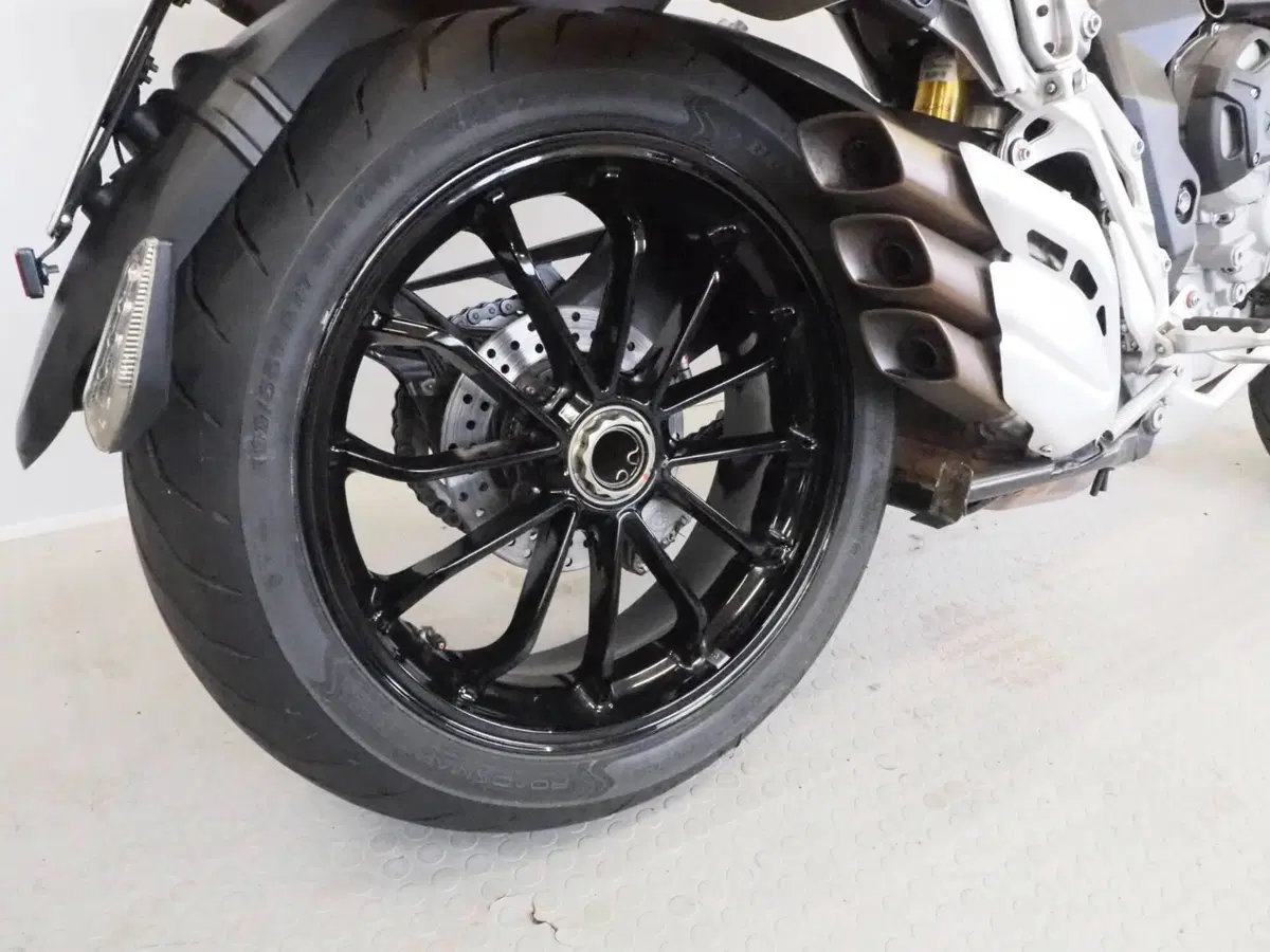 MV Agusta Turismo Veloce 800 Lusso (2014 - 16) (4)