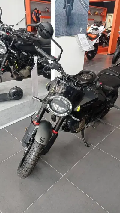 Husqvarna Svartpilen 401 (2024 - 26) nuova