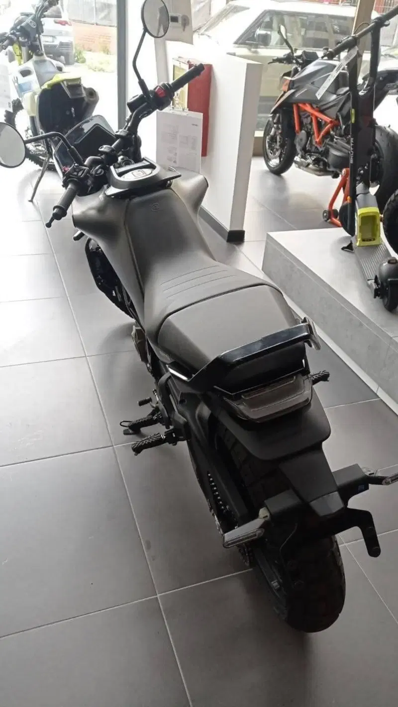 Husqvarna Svartpilen 401 (2024 - 26) (4)