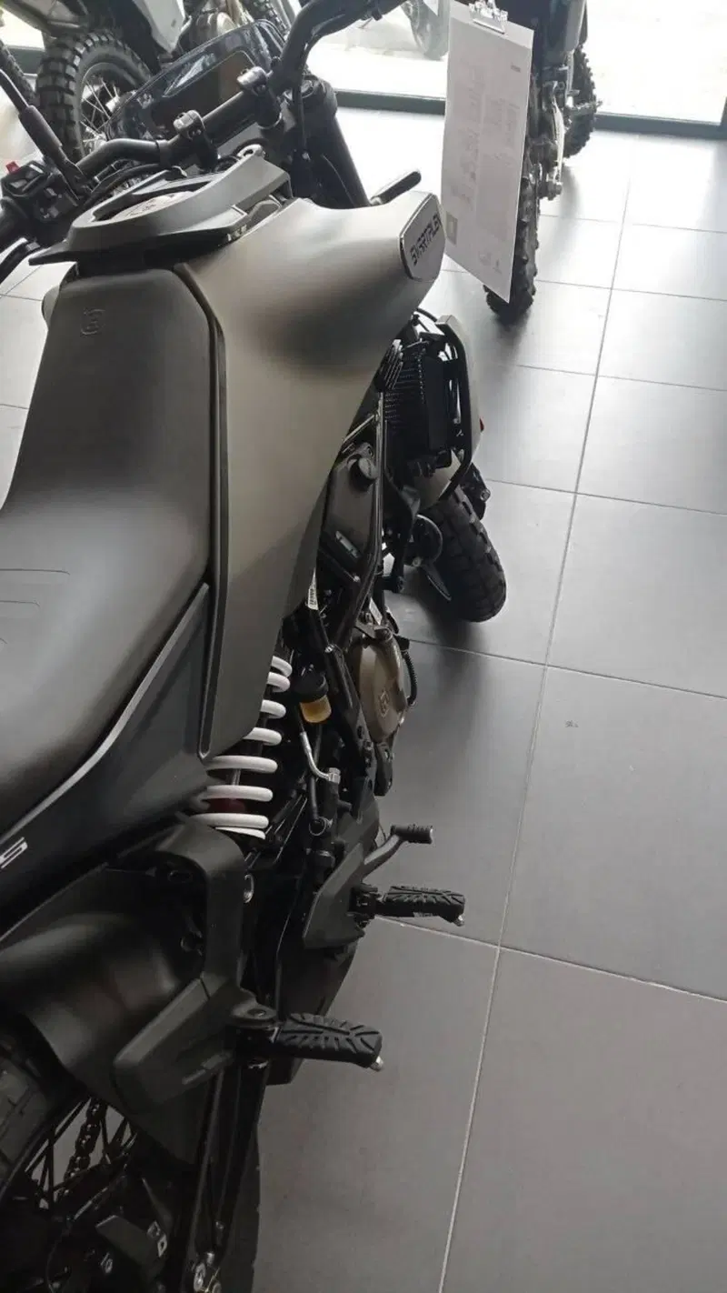 Husqvarna Svartpilen 401 (2024 - 26) (2)
