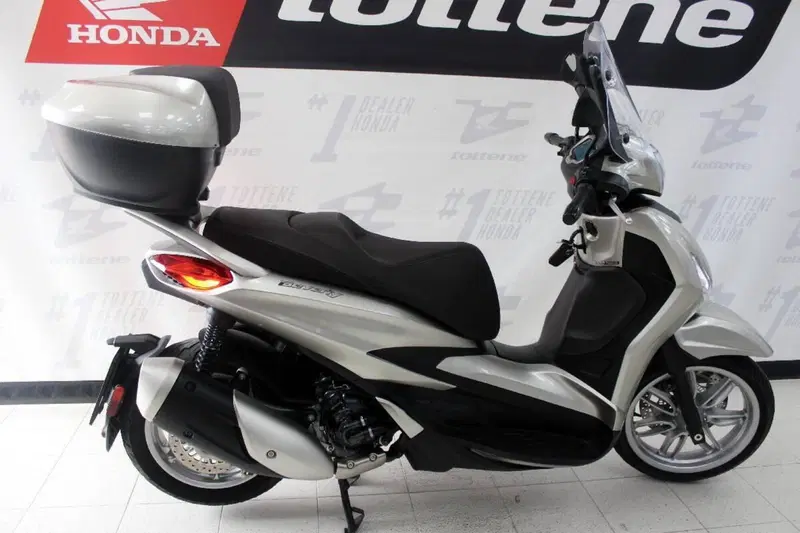 Piaggio Beverly 300 Hpe (2021) (2)