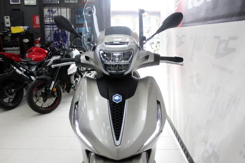 Piaggio Beverly 300 Hpe (2021) (4)
