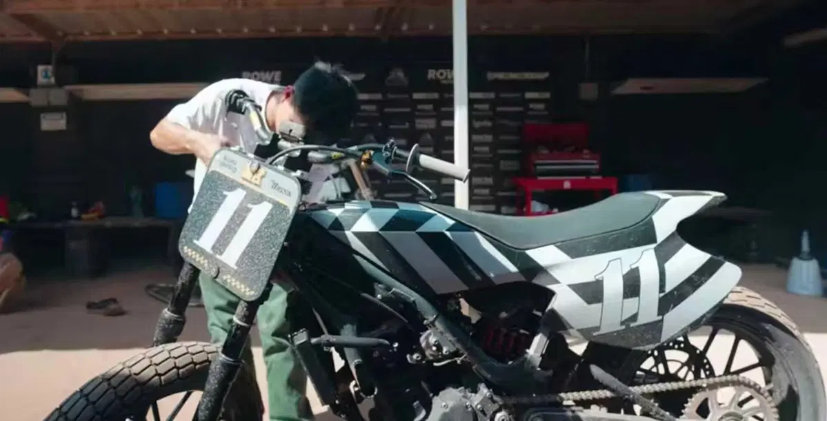 Royal Enfield entra nel Flat Track mondiale: presentata la Sherpa FT Mk2 (5)