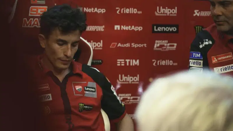 MotoGP 2026. GP di Francia. Marc Marquez non trattiene le lacrime ai box mentre spiega del problema alla spalla: &ldquo;Non ho detto niente. Sto guidando con un braccio e mezzo&rdquo; [VIDEO]