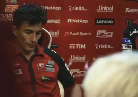 Marquez non trattiene le lacrime ai box mentre spiega del problema alla spalla: “Non ho detto niente. Sto guidando con un braccio e mezzo” [VIDEO]