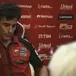MotoGP 2026. GP di Francia. Marc Marquez non trattiene le lacrime ai box mentre spiega del problema alla spalla: “Non ho detto niente. Sto guidando con un braccio e mezzo” [VIDEO]