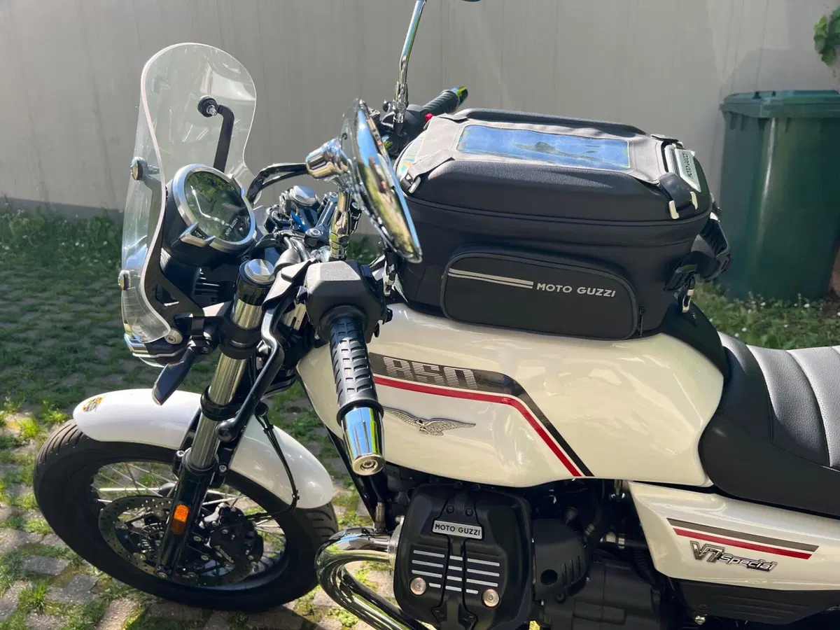 Moto Guzzi V7 Special (2025 - 26) (2)