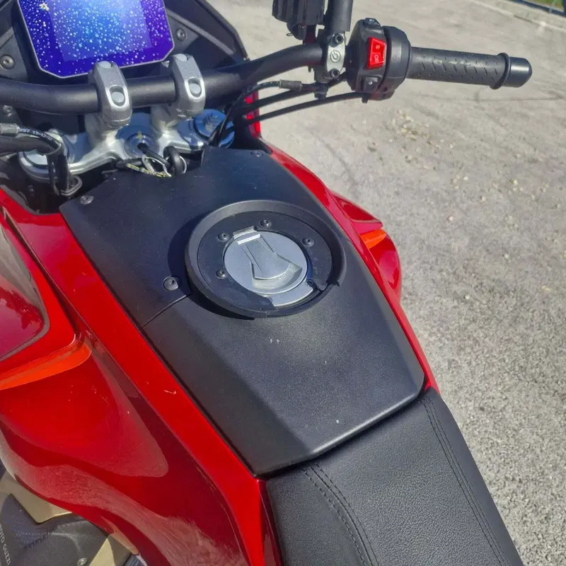 Moto Guzzi V100 Mandello (2022 - 24) (2)