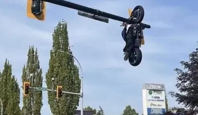 Incredibile incidente in Canada; la moto resta appesa al semaforo