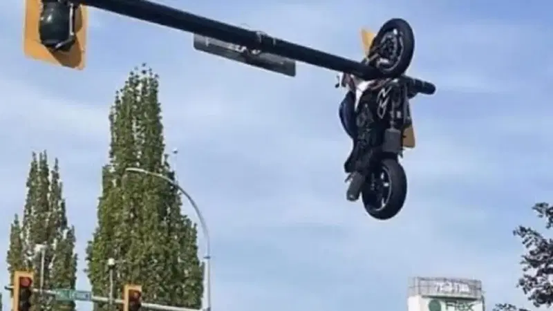 Incredibile incidente in Canada; la moto resta appesa al semaforo