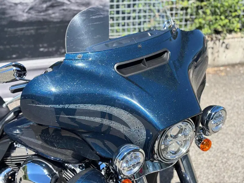 Harley-Davidson 1690 Electra Glide Ultra Limited (2016) - FLHTK (3)