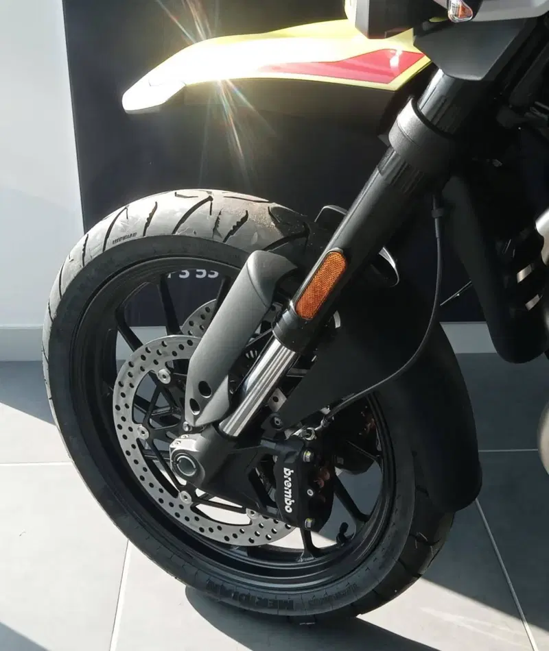 Moto Guzzi V85 Strada (2024 - 26) (12)