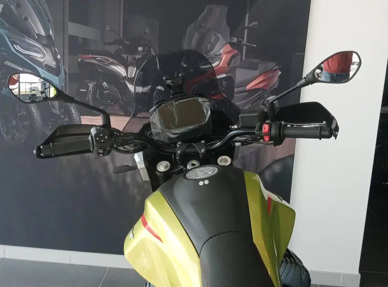 Moto Guzzi V85 Strada (2024 - 26) (15)