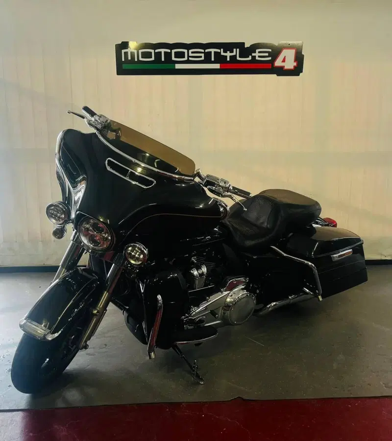 Harley-Davidson 107 Electra Glide Ultra Limited Low (2017 - 18) - FLHTKL (2)