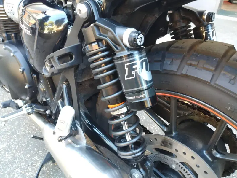 Triumph Street Twin 900 (2016) (3)
