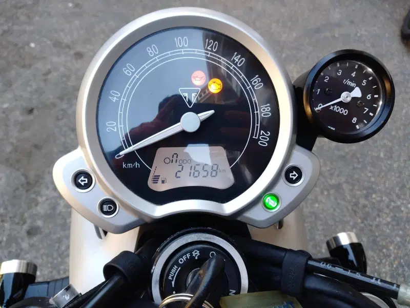 Triumph Street Twin 900 (2016) (5)