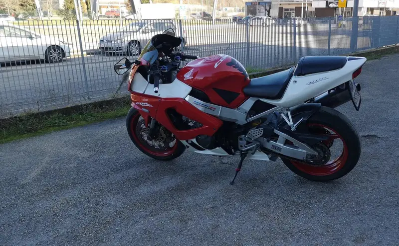 Honda CBR 900 RR Fireblade (2000 - 01) (8)